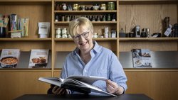 Kochbuchautorin Annemarie Wildeisen in ihrem Kochstudio in Bern.  Bild © Remo Naegeli