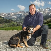 Simba im Königreich: Die Entlebucher-Appenzeller-Mischlingshündin und Schwingerkönig Joel Wicki posieren auf dem Hof ob Sörenberg.