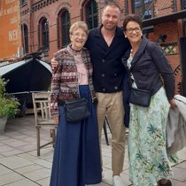 Versöhnt: Jonny Fischer mit Mama Helen (l.) und Be­gleitung in der Hanse­stadt Hamburg.