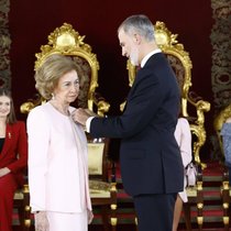 Ehre, wem Ehre gebührt: König Felipe VI. zeichnet Alt-Königin Sofía aus. Ihre Enkelinnen Leonor und Sofía freuen sich darüber.