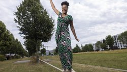 Die Slackline befindet sich in Angélique Beldners Lieblingspark im Berner Liebefeld. Hier führte einst ihr Schulweg vorbei, heute entspannt sie oft und gern in diesem Park.