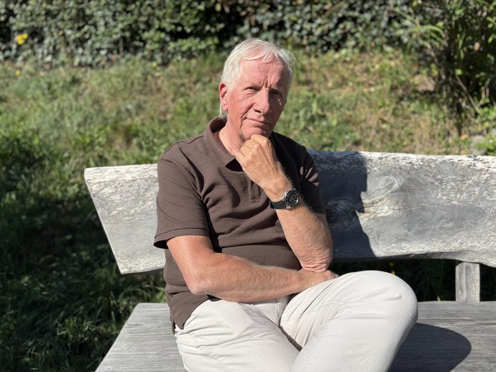 Max Stenz zu Hause in seinem Garten in ­Adliswil ZH. Hier ­wohnte er bereits vor 30 Jahren mit Jeannine.