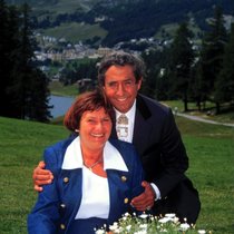Zwei Kinder stammen aus der Ehe des Entertainers (†77) mit Evelyne (†79).
