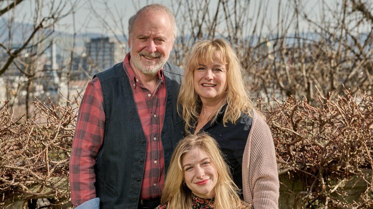 Eine glückliche Familie: Peter, Livia und Nina ­Reber im Garten ihres Hauses in Bern. Nina wohnt im Ober­geschoss.