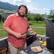 Markus Stadelmann sorgt am Grill fürs Familienznacht. Der Heimweh-Sänger er­möglicht seiner Frau derzeit ein Vollzeitstudium.