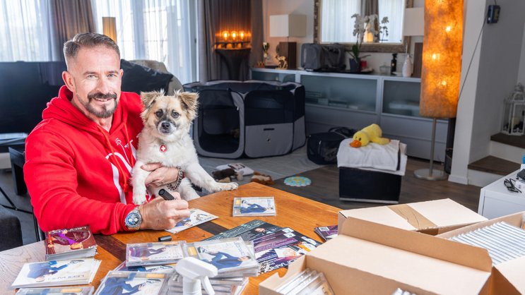 Leonard und Willibald: Seit Februar des letzten Jahres lebt der Mischlingshund beim Sänger und bei dessen Partner ­Roger.