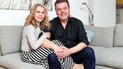 Eng miteinander vertraut: Bea und Padi Bernhard strahlen gemeinsam zu Hause in Brunnen SZ.