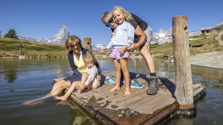 Vier Kapitäne auf Kurs: Moni, Eva, Lina und Pirmin Zurbriggen (von links) geniessen die Flossfahrt auf dem Leisee.