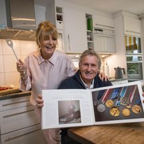 Ein Sportbuch hält Erich und Francesca Schärers Erinnerungen an goldene Zeiten lebendig.