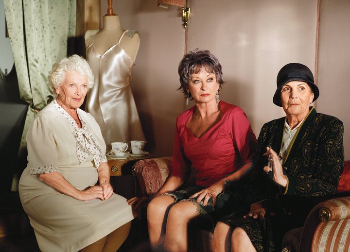 Nicht zu alt für neue Abenteuer: Stephanie Glaser (v. l.), Heidi Maria Glössner und Annemarie Düringer erobern 2006 mit «Die Herbstzeitlosen» das Kinopublikum.