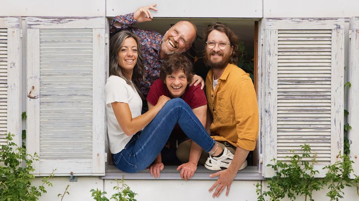 Nicole Walser lebt mit Ueli, Katrin und Luke (v. l.) in einer Gross-WG und ist Teil der Dok-Serie «Für immer und WG».