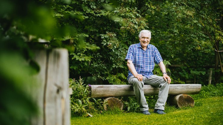 Trainer-Legende Hans­peter Latour freut sich über Vogelgezwitscher, Schmetterlinge und ­seltene Mauswiesel.