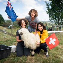 Bei Mona Vetschs Besuch bei den Zwillingen Susan und Sabin Imhasly (v. r.) vor zwei Jahren kümmerten sie sich gemeinsam um die Schafe von Sabin.