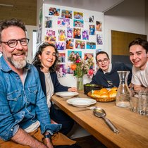 Aufs gemeinsame Essen legen alle viel Wert: Nik Hartmann (l.), Ehefrau Carla und ihre beiden älteren Söhne Frederik und Constantin (r.).