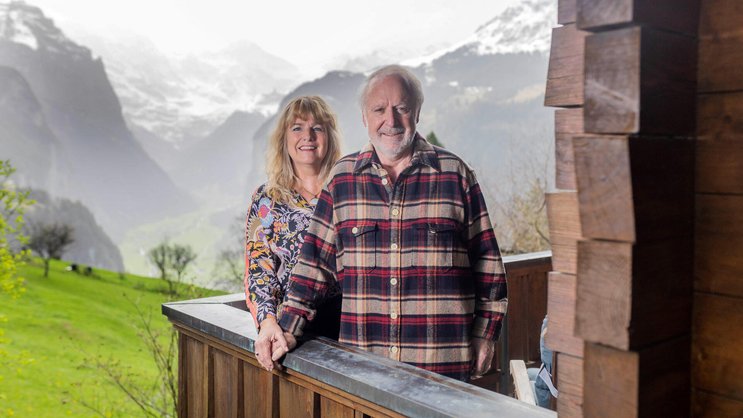 Peter und Livia Reber auf dem Balkon ihres Ferienchalets in ­Wengen.