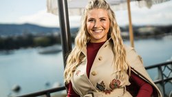 Auf der Dachterrasse im Eden au Lac geniesst Beatrice Egli die Aussicht über Zürich.