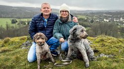 Thomas Neyerlin mit seinem Hund Chino und Sibylle Luisi mit ihrer Pinia. Das Paar ist mit ­seinen Tieren nun in der französischen Region Centre-Val de Loire daheim.