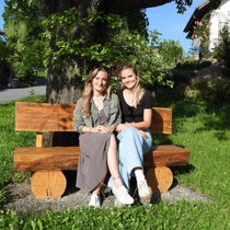 Die Schwestern ­Natascha (l.) und ­Maruschka Monney kehren immer ­wieder gern in ihr Elternhaus im freiburgischen St. Antoni zurück.