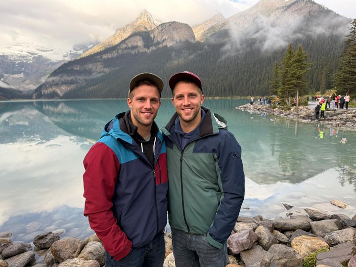 Die Ländlermusiker Simon (links) und Cyrill Rusch ­geniessen ihre Kanada-Reise in vollen Zügen. Die Landschaft in Lake Louise erinnert sie an daheim.
