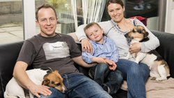 Fabien mit Freundin Gabi, dem gemeinsamen Sohn Jeremy und den Hunden Mäx und Lennox in ihrer Wohnung in Münsingen.