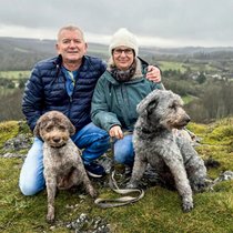 Thomas Neyerlin mit seinem Hund Chino und Sibylle Luisi mit ihrer Pinia. Das Paar ist mit ­seinen Tieren nun in der französischen Region Centre-Val de Loire daheim.