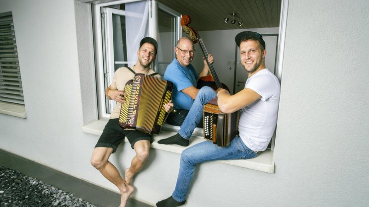 Die Nachbarn hätten sich noch nie wegen des Musi­zierens beschwert, ­sagen die Rusch-Büeblä, Simon, Vater Roger und Cyrill (v. l.).