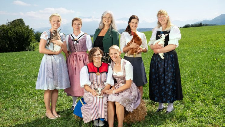 Diese sieben Landfrauen öffnen für «SRF bi de Lüt – Landfrauenküche» ihre Hoftüren (freitags, ab 30. 10., 20.05 Uhr, SRF 1): Claudia Kilchmann (hinten v.l.), Sonja Rutz, Miriam Bienz, Monika Kern, Margrit Streiff, Angélique Bapst (vorne v.l.) und Mirjam Leuenberger.