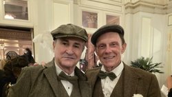 Hoch das Bier und das Glas auf ein neues Schmirinskis-Abenteuer: René Rindlisbacher (l.) und Stephan Schmidlin feiern im Nostalgie-Look.