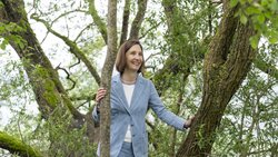 Sabine Balmer lebt in Seengen AG nahe des Hallwilersees. «Auf diesen Weidenbaum sind meine Kinder immer geklettert.»
