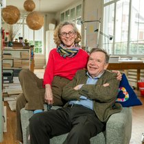 Verliebt wie am ersten Tag: Erna und Rolf Hürzeler sind seit 35 Jahren ver­heiratet. 1996 sind sie in eine ehemalige Stickerei in Wil SG gezogen.