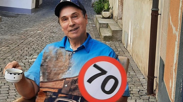 Gerne sitzt Michel Villa in Leuk in der Gasse vor seiner Wohnung und trinkt Kaffee. Zum Jubeltag machte er auch den Fotospass mit.
