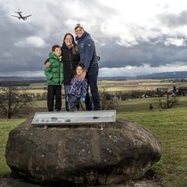 Familienmensch: Karl Egloff mit Ehefrau Adriana und den Kindern Julian (9) und Martina (4) auf dem Höriberg bei Zürich.