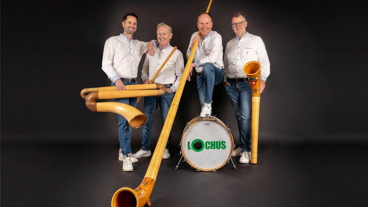 Das Alphornquartett Lochus um Erwin Füchslin (2. v. r.) spielt nebst dem Alphorn auch das Alpensax (links).