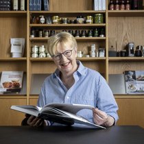 Kochbuchautorin Annemarie Wildeisen in ihrem Kochstudio in Bern.  Bild © Remo Naegeli