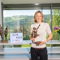 Daheim in Münsingen BE zeigt die ehemalige Spitzenathletin Simone Niggli-Luder eine ihrer drei Auszeichnungen als Schweizer Sport­lerin des Jahres.