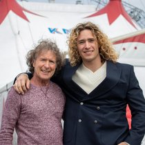 Knie-Star Antony César (r.) kann von der jahrelangen ­Zirkuserfahrung von Vater Pat Bradford profitieren.