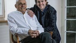 Im Elternhaus: Der pensionierte Architekt Ueli Roth und sein Sohn Florian, der als Sänger Florian Fox bekannt ist.