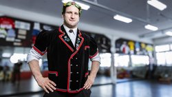 Statussymbole wie ein ­teures Auto würden nicht mit seinen Werten übereinstimmen, sagt Schwinger­könig Armon Orlik.