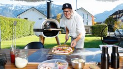 Den schicken Pizzaofen hat Ritschi von seiner Frau Andrea ­geschenkt bekommen. Der Berner Oberländer Sänger liebt es, damit seine Familie und Freunde zu beglücken.