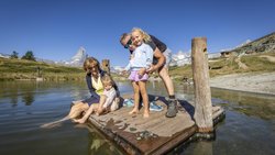 Vier Kapitäne auf Kurs: Moni, Eva, Lina und Pirmin Zurbriggen (von links) geniessen die Flossfahrt auf dem Leisee.