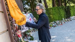 Erwin Bach be­gutachtet die Fan-Würdigungen für seine ver­storbene Frau.