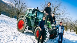 Sie freuen sich über den gemeinsamen Erfolg mit dem Hit «Traktor»: Marc Trauffer (oben) mit den Rusch-Büeblä Cyrill, Simon und Roger (von links).