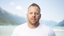 Kraftort Brienzersee: Schwingerkönig Matthias Glarner geniesst die Idylle im Naturschutzgebiet Lütschisand bei Bönigen BE.