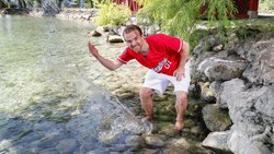 Am Ufer des Zugersees ist Stubete-Gäng-Aushängeschild Aurel Hassler stets zu Spässchen aufgelegt.