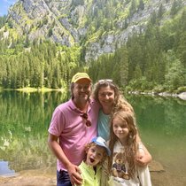 Harmonischer Familienausflug zum Hinterburgseeli in Brienz. Daniel Bentz hat mit Ehefrau Zoi und den ­gemeinsamen Kindern ­Sophia und ­Camille (l.) Spass.