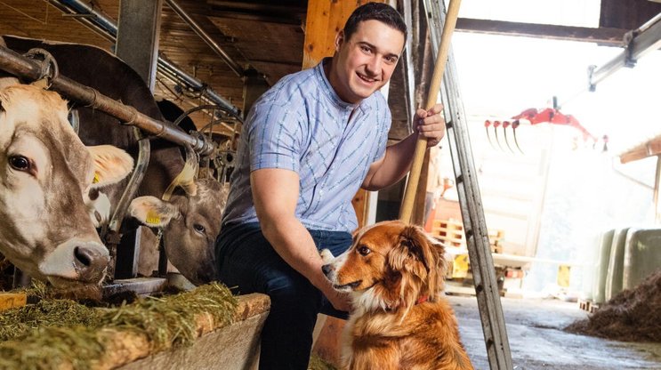 Glücklicher Bauer: Werner Schlegel im Stall in Hemberg SG. Von den 30 Milchkühen hat er vier als Schwinger gewonnen.