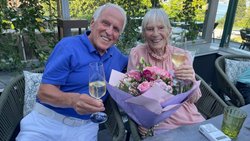Gemeinsames Gläschen zum Geburtstag: Ursula Schäppi und Walter ­Andreas Müller feiern auf der Halbinsel Au.