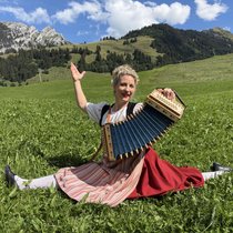 Miss Helvetia ist im Diemtigtal aufgewachsen und lebt heute wieder hier. Wohl fühlt sich die Musikerin aber an vielen Orten.