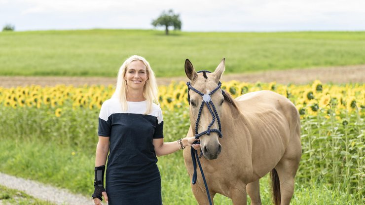 Trotz Verletzung ist Annette ­Fetscherin ­möglichst oft auf dem Pferdehof.