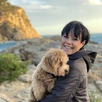 Entspannt am Strand: Liseli sieht zum ersten Mal das Meer, hat vor den Wellen noch etwas Angst. Francine Jordi beschützt sie zärtlich.
